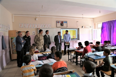 Ergani Kaymakamı Karaaslan, köy okulunu ziyaret etti