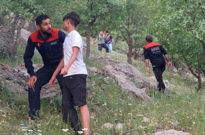 Ergani'de 2 çocuk çalılıklarda mahsur kaldı: 8 kişilik ekip kurtardı