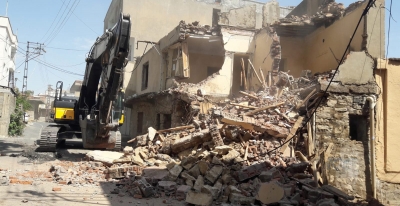 Ergani'de bina yıkımında kablolar koptu