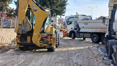 Ergani’de kar kütleleri kamyonlarla şehir dışına taşınıyor