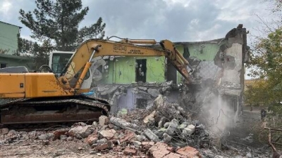 Ergani'de madde bağımlılarının mekanı haline gelen 4 metruk bina yıkıldı