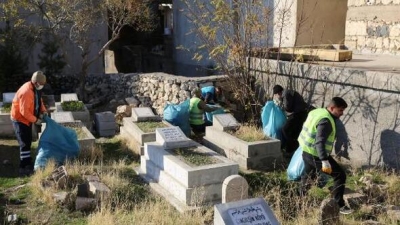 Ergani'de mezarlık ve taziye evleri temizlendi