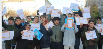 Ergani’de  öğrencilerin karne sevinci: Tatil başladı