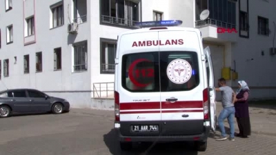 Eski eşinin başına çaydanlıkla vurdu, oğlunu dövdü