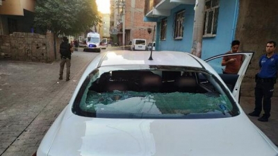 Firari otomobille polis ve çocuğa çarptı