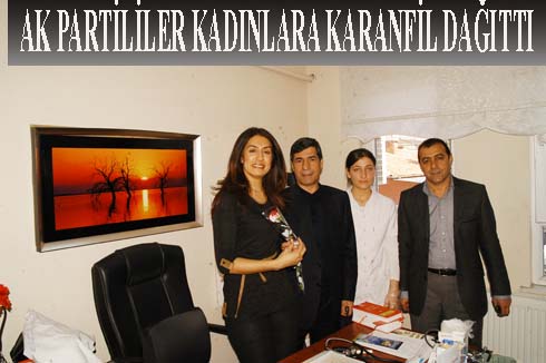 AK PARTiLiLER KADINLARA KARANFiL DAĞITTI