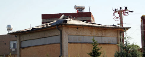 Hastane havlusundaki çatı tehlike saçıyor