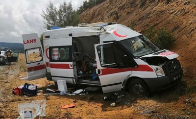 Hasta taşıyan ambulans takla attı: 4 yaralı