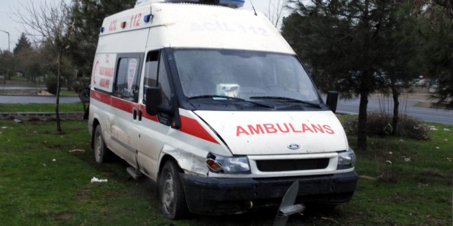 Hasta taşıyan ambulans kaza yaptı