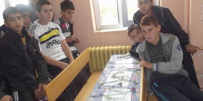 Hayatını kaybeden arkadaşlarının sırasına karanfil bıraktı