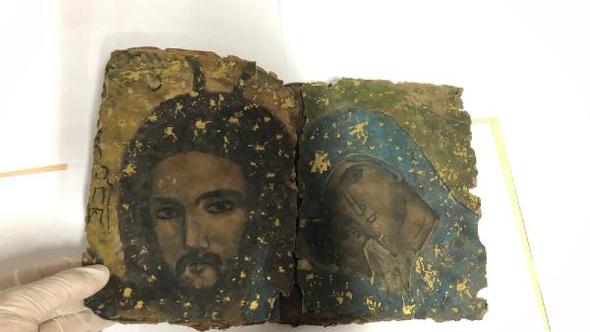 Diyarbakır'da Hz. isa ile Hz. Meryem tasvirleri bulunan 800 yıllık kitap ele geçirildi