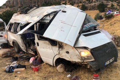 İşçileri taşıyan minibüs devrildi: 10’u ağır 25 yaralı