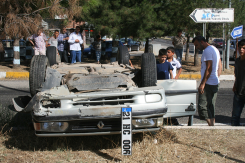 Ergani'de kavşağa giren araçlar çarpıştı