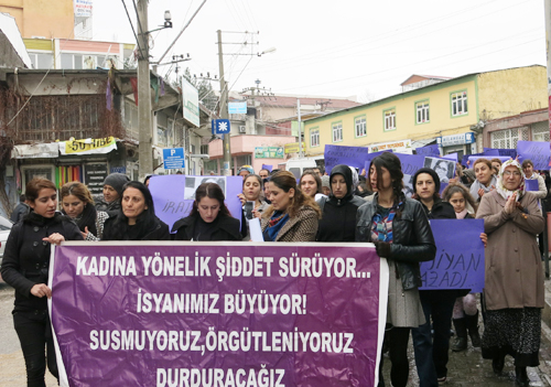 KADINA YA–NELiK ŞiDDET PROTESTO EDiLDi