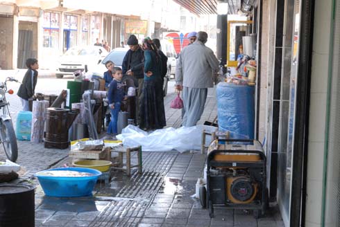 KALDIRIM iŞGALi DEVAM EDiYOR