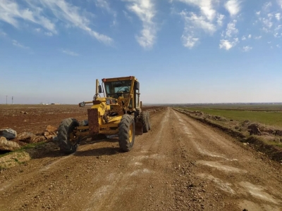 KAR NEDENİYLE BOZULAN YOLLAR ONARILIYOR  