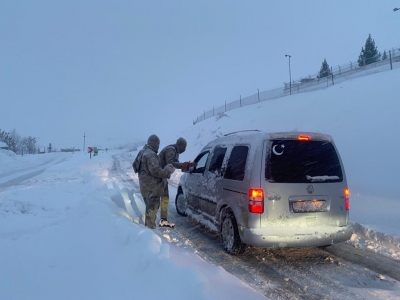 Kar nedeniyle mahsur kalan sürücülere jandarma yardım etti