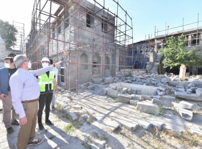 Karaloğlu, Sur ilçesinde devam eden restorasyon çalışmalarını inceledi 