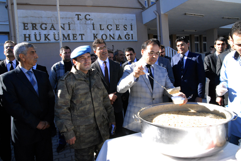 Kaymakam Yonsuz Aşure Dağıttı