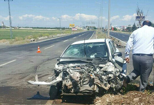 Erganiç™de otobüs ile otomobil kafa kafaya çarpıştı: 2 yaralı