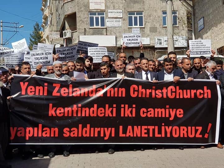 Ergani ilçesinde faaliyet yürüten Kardeş-Der, düzenlediği kitlesel basın açıklamasıyla katliamı kınadı.