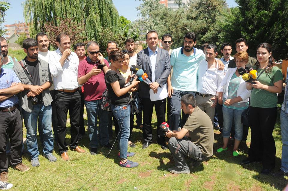 GAZETECiLER, MESLEKTAŞLARINA YAPILAN SALDIRILARI PROTESTO ETTi