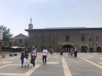 Kısıtlamada muaf olan turistler Diyarbakır’da tarihi mekanları gezdi