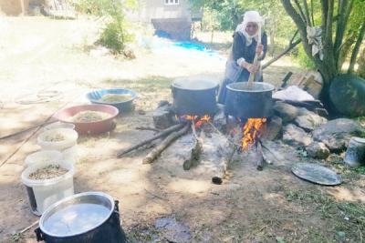 KÖYLERDE DUT PEKMEZİ ZAMANI