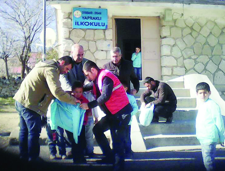 Kızılaydan A–ğrencilere Yardım