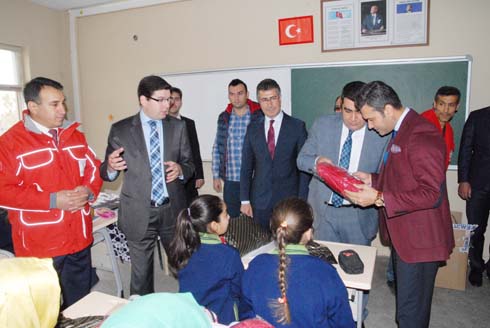 Ergani'de Kızılay'dan A–ğrencilere Giyim Yardımı