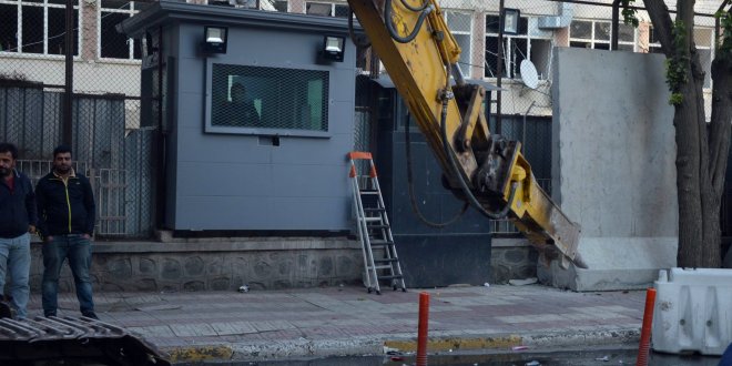 Emniyet müdürlüğü ek binası çevresi beton bloklarla kapatıldı