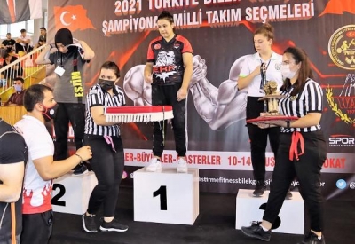 Mevsimlik işçi Gülistan, bilek güreşinde Türkiye şampiyonu oldu