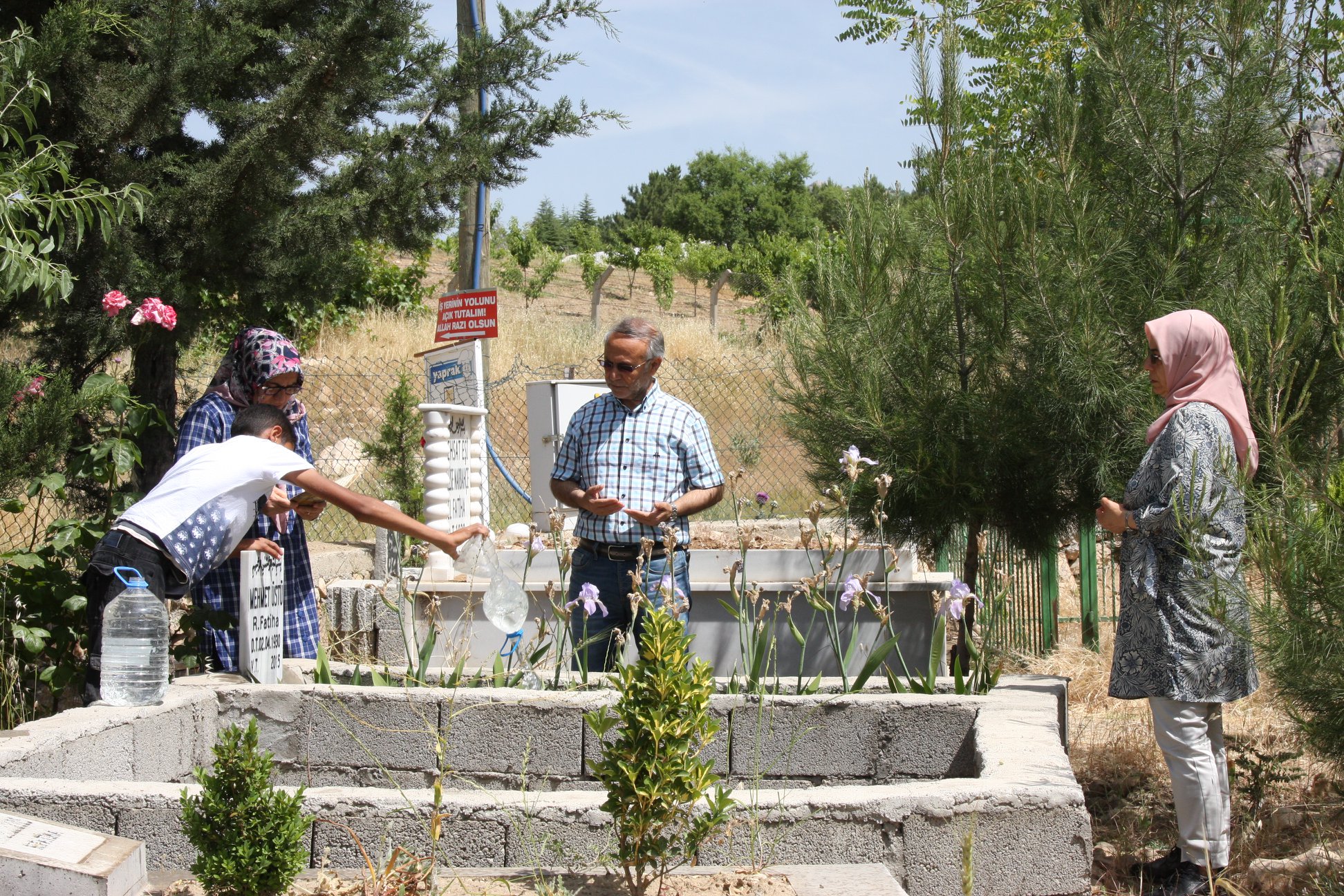 Ramazan Bayramı Arifesinde Mezarlıklar Doldu Taştı