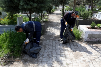 Mezarlıklarda bayram temizliği 