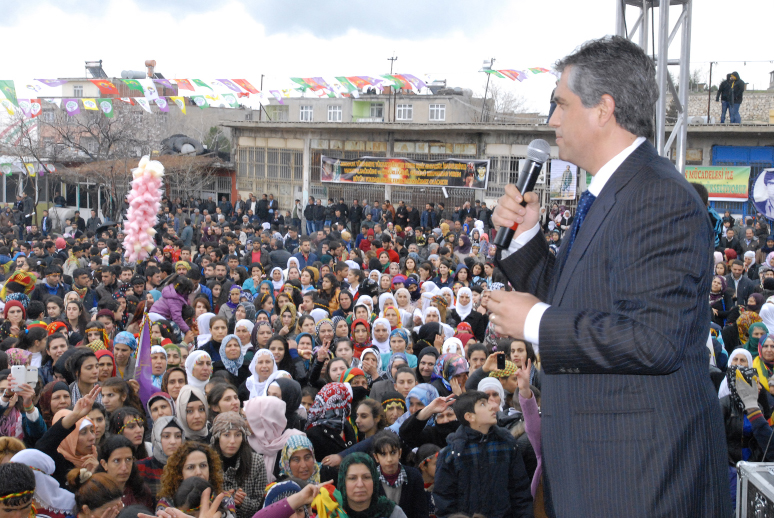 NEVRUZ'DA BARIŞ SESLERi YAœKSELDi
