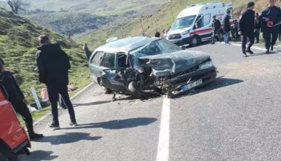 Otomobiller kafa kafaya çarpıştı: 1 ölü, 2 yaralı