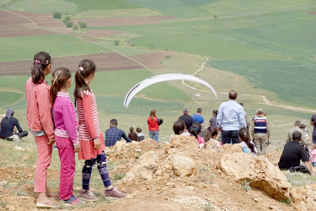 Yamaç paraşütü yarışması düzenlendi