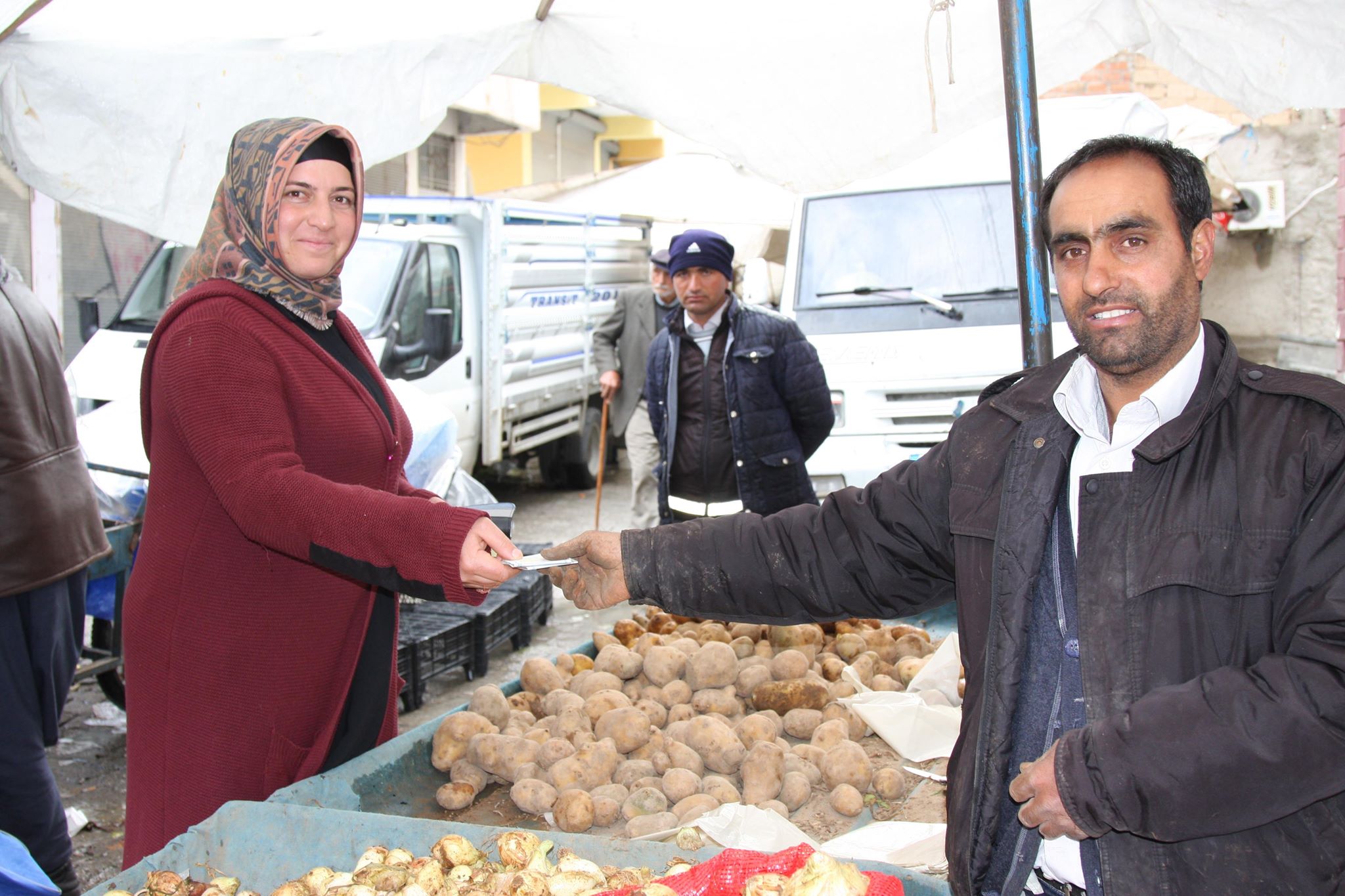 Yolda bulduğu parayı sahibine teslim etti