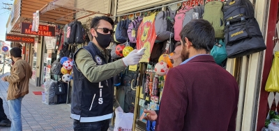 Polis sokakta ateş ölçüyor, maske dağıtıyor