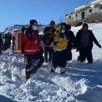 RAHATSIZLANAN BİRİ HAMİLE KADIN, 2 KİŞİ, ASKERİ HELİKOPTERLE HASTANEYE ULAŞTIRILDI