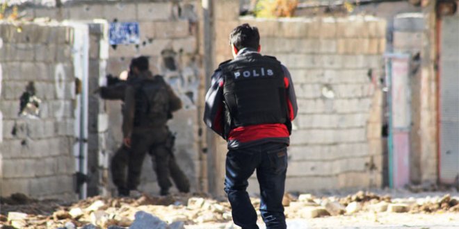 Diyarbakır'da polise roketli saldırı