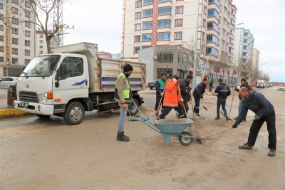 Sel sonrası cadde ve sokaklar temizleniyor