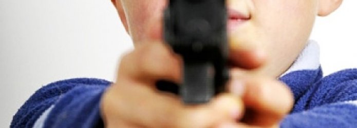 Silahla Oynarken Arkadaşını Vurdu