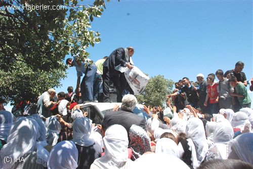 Köyde Hediye Dağıtımında izdiham Yaşandı