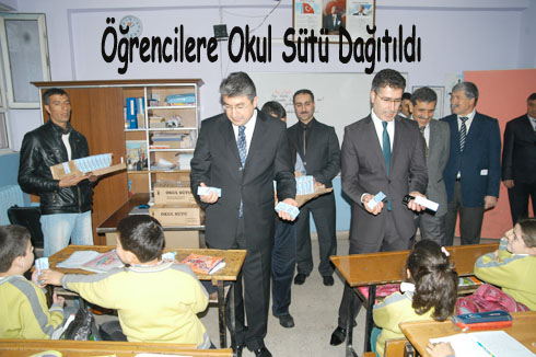 A–ğrencilere Okul Sütü Dağıtıldı