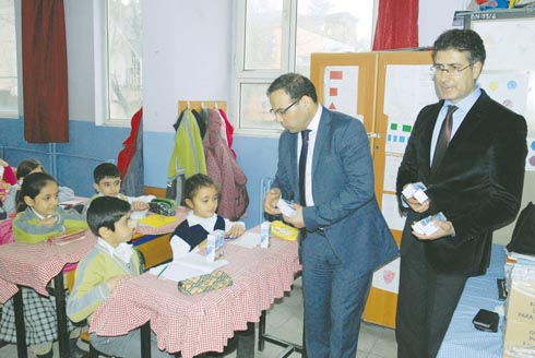 YONSUZ A–ĞRENCiLERE SAœT DAĞITTI