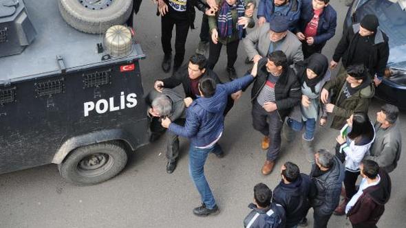 A‡ocuğa taciz şüphelisini linçten polis kurtardı