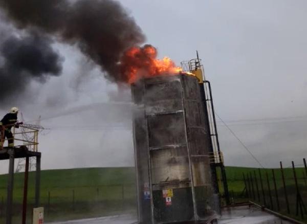 Yıldırım isabet Eden Petrol Tankı Alev Aldı