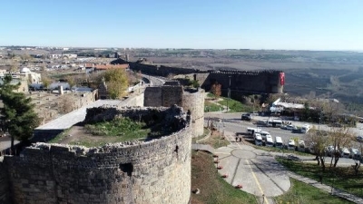 Tarihi Diyarbakır Surları'ndan taş hırsızlığı