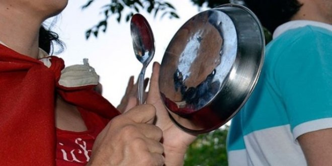 Evlerinden çıkamayanlar tencere tava çaldı